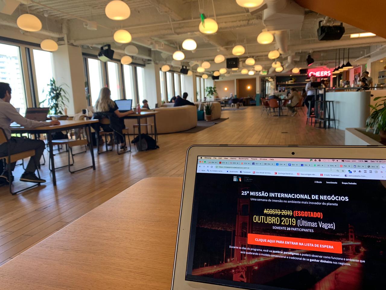 Pessoas trabalhando em espaço de coworking